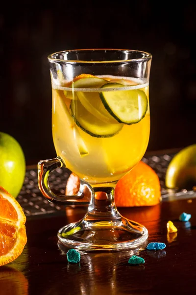 Té o limonada de manzanas, naranjas y pepinos en un vaso Cu — Foto de Stock
