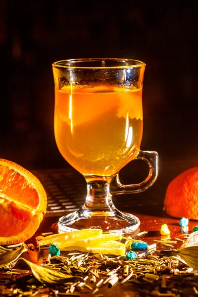 Tè caldo con arancia e spezie . — Foto Stock