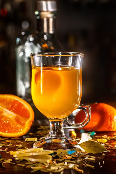 Té caliente con naranja y especias . — Foto de Stock