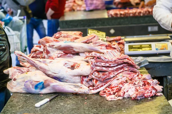 Vendedor de carne en el mercado, un montón de carne diferente . — Foto de Stock