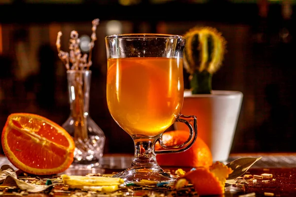 Tè caldo con arancia e spezie . — Foto Stock