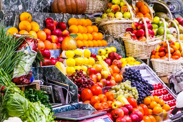 Una gran cantidad de diferentes verduras y frutas están en los estantes en t — Foto de Stock