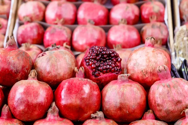 Zralé ovoce granátové jablko leží na pult — Stock fotografie