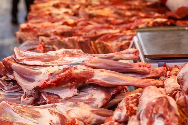 Bir sürü farklı et (sığır eti, domuz eti, kuzu) üstünde belgili tanımlık sayaç TH