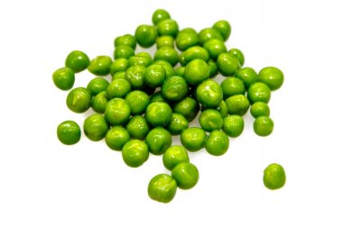 Yeşil bezelye beyaz arka plan üzerinde yalan.