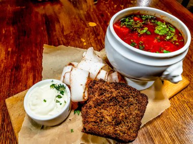 Pastırma, ekşi krema ve çavdar ekmeği ile geleneksel Rus pancar çorbası