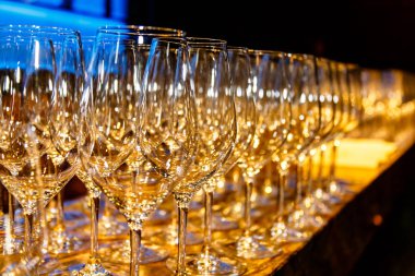 Boş şarap bardakları Çubuğu'nda bir sürü sayaç.