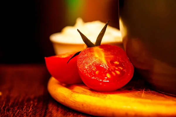 En halv tomat och gräddfil för matlagning — Stockfoto