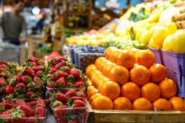 Portakal ve diğer meyve ve sebze piyasada olan.