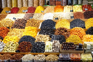 Kuruyemiş ve çeşitli baharatlar piyasada olan.