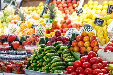 Domates, salatalık ve diğer sebze piyasada olan.