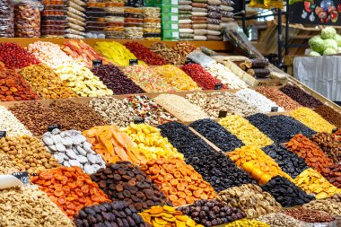 Kuruyemiş ve çeşitli baharatlar piyasada olan.