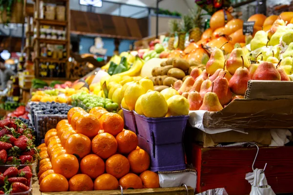 Laranjas e outras frutas e legumes estão no mercado . — Fotografia de Stock