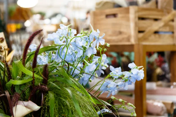 花の花束は、市場のお花屋さん. — ストック写真