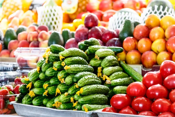 Pomidory, ogórki i inne warzywa są na rynku. — Zdjęcie stockowe