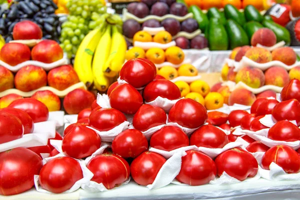 Det er tomater, agurker og andre grønnsaker på markedet . – stockfoto