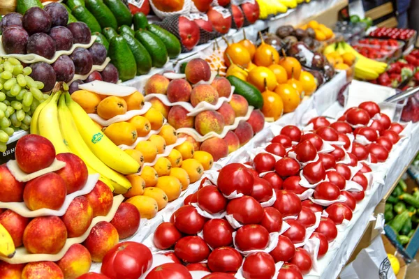 Tomates, pepinos y otras verduras están en el mercado . — Foto de Stock