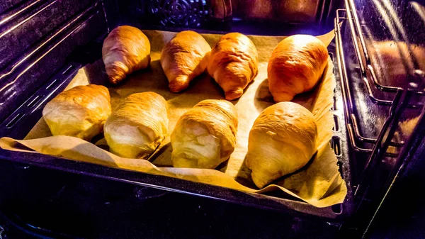 Croissanter bakas hemma i ugnen. — Stockfoto