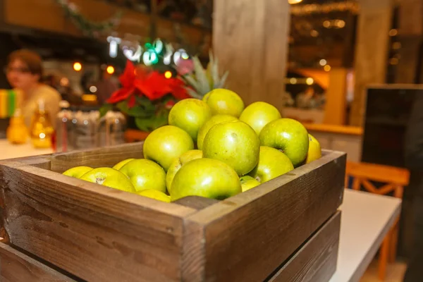 As maçãs estão em uma caixa de madeira . — Fotografia de Stock