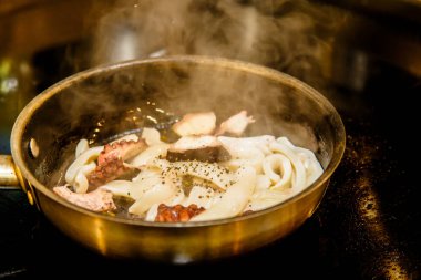 Karides ve diğer deniz ürünleri bir tencerede kızartılır