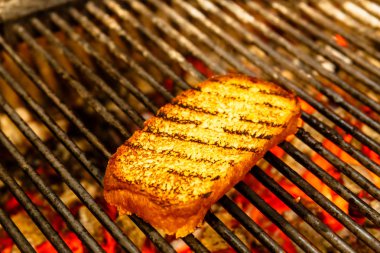 Izgarada kızartılmış ekmek dilimleri