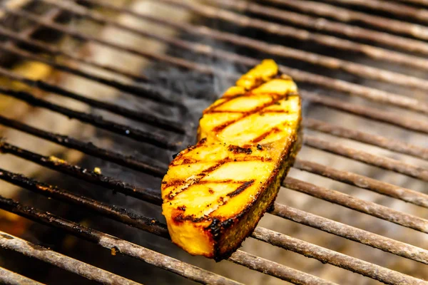 Un pedazo de pescado es a la parrilla . —  Fotos de Stock