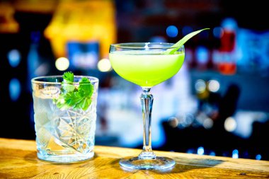 Parlak yeşil kokteyl, St. Patrick 's Da' yı kutlamak için iyi bir fikir.