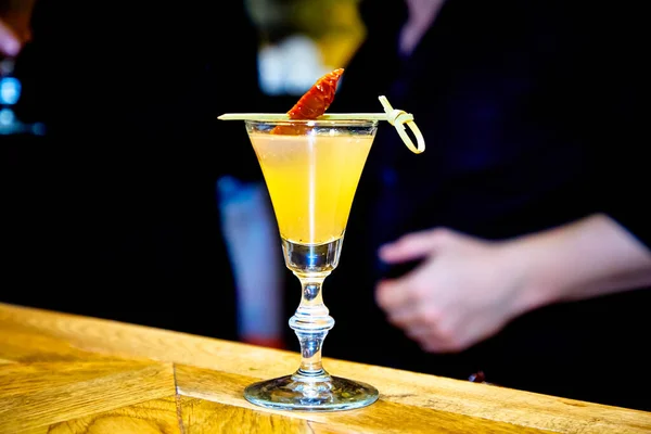 Skjuten med Limoncello i ett glas på ett högt ben är på baren. — Stockfoto