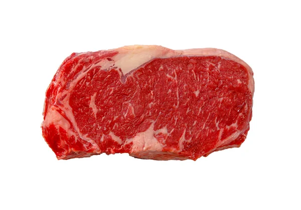 Um bife de costela de carne moída alimentada com grãos está em um backgr branco. — Fotografia de Stock