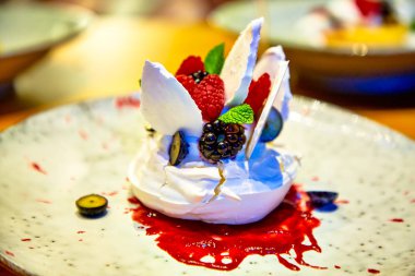 Böğürtlenli Pavlova tatlısı tabakta