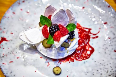 Böğürtlenli Pavlova tatlısı tabakta