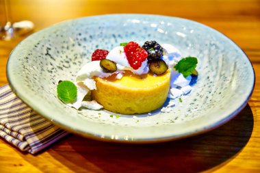 Tabakta çilekli limonlu turta var.