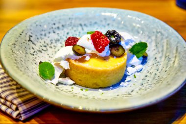 Tabakta çilekli limonlu turta var.