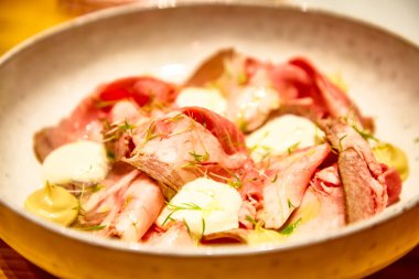 Tabakta soslu biftek ve hardal var.