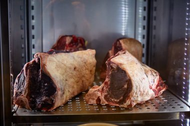 Mermer sığır eti kuru yaşlanma buzdolabında yatıyor.