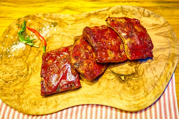 Costeletas assadas carne em molho de churrasco mentira na placa — Fotografia de Stock