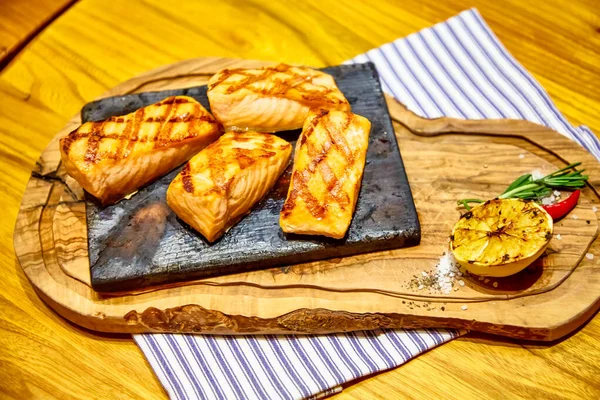 Zalm geroosterd op de grill zijn op het bord — Stockfoto