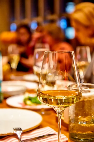 Restorandaki masada bir bardak beyaz şarap var. — Stok fotoğraf