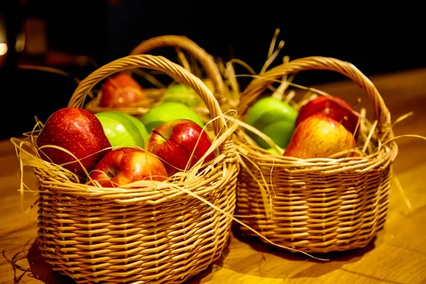 Κόκκινα και πράσινα μήλα είναι σε ένα μικρό καλάθι — Φωτογραφία Αρχείου
