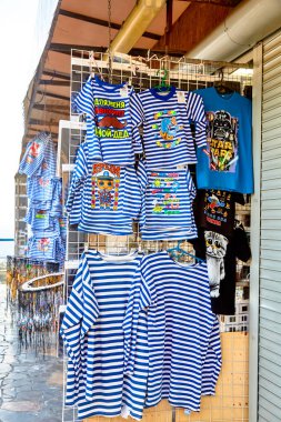 Yalta, Kırım, 29 Aralık 2019. Hediyelik eşya satıcıları her zaman bir sürü turistin olduğu yerlerde dururlar..