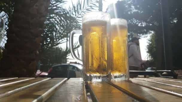 Uma Caneca Fumegante Cerveja Gelada Mesa Café Verão Cidade Sul — Vídeo de Stock