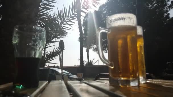 Uma Caneca Fumegante Cerveja Gelada Mesa Café Verão Cidade Sul — Vídeo de Stock