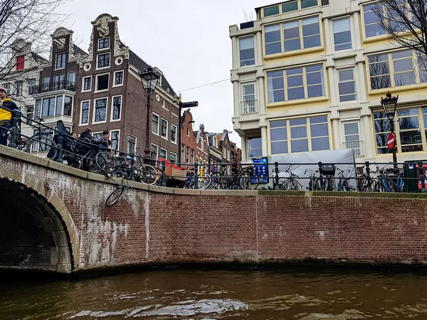 Países Bajos Amsterdam Febrero 2020 Aparcamiento Para Coches Bicicletas Orillas — Foto de Stock