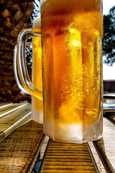 Uma Caneca Fumegante Cerveja Gelada Mesa Café Verão Cidade Sul — Fotografia de Stock