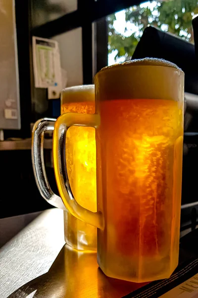 Steaming Mug Cold Beer Table Summer Cafe Southern City — Stock Photo, Image