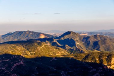 Akşam dağlarda, güneş tepeleri aydınlatıyor ve ovalar şimdiden gölgede kaldı. İspanya