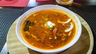 Solyanka, SSCB mutfağının geleneksel bir yemeğidir. Çorba. Limon ve zeytin eklenmiş sosis, sosis ve etten yapılır..