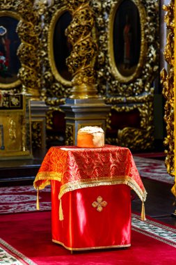 Ortodoks Paskalyası. Tapınağın merkezinde bayramın ana sembolü olan şenlikli bir pasta var..