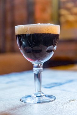 Masada koyu bir Belçika birası var.