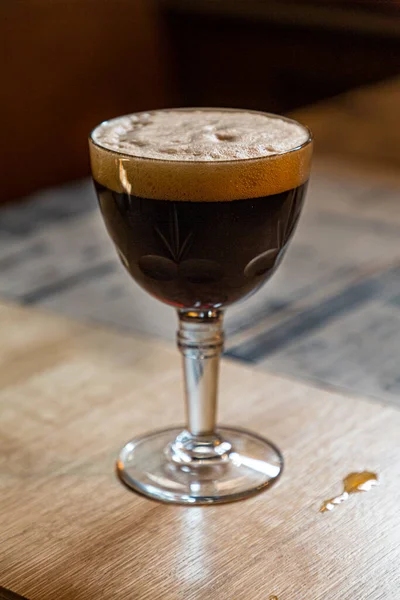 Verre Bière Belge Sombre Est Sur Table — Photo